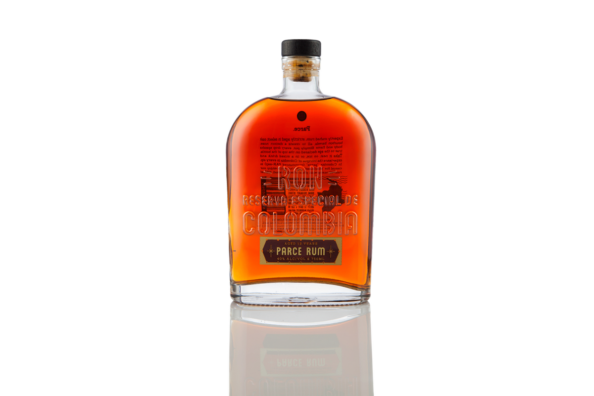 Botella de ron premium colombiano Parce Rum 12 Años con etiqueta frontal y vidrio grabado